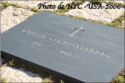 Dans le cimetière militaire de quelle ville, la tombe de John Fitzgerald Kennedy (1917-1963) est-elle localisée ?