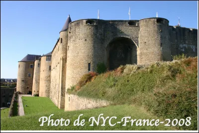 Dans quelle ville, le plus grand château fort d'Europe (1424) est-il localisé ?