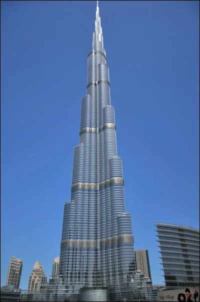 Dans quelle ville, la Burj Khalifa, le plus haut gratte-ciel du monde (828m) est-il localisé ?