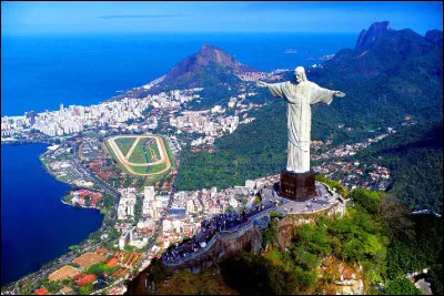 Dans quelle ville, la statue monumentale du Christ (30m) construite sur le mont Corcovado est-elle localisée ?