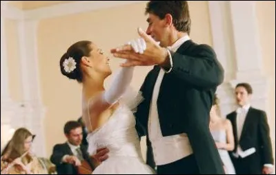 Qui chantait "Il me dit des mots d'amour, des mots de tous les jours, et &ccedil;a m'fait quelque chose..." ?