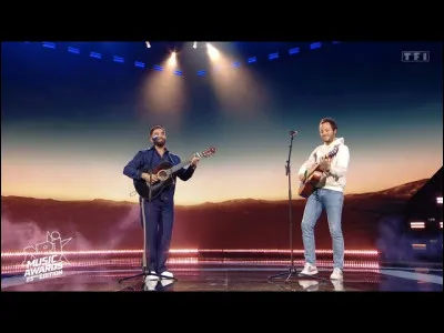 Quel chanteur interprète ces mots, en duo avec Vianney "Mais qu'est-c'que j'ai fait au bon dieu ? Oh, wow, oh y'a-t-il eu quelque chose entre eux ? Oh, wow, oh notre amitié a-t-elle pris feu ?"