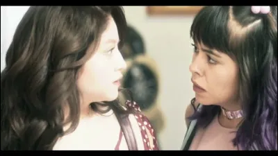 Comment s'appelle l'amie de Lupe ? (Celle avec qui elle partage la chambre)