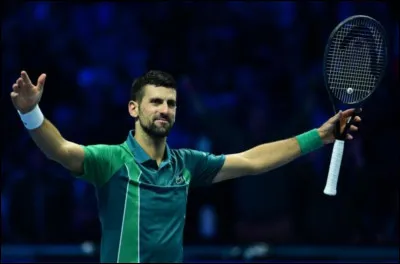 Du côté masculin, en 2024, le dernier gagnant en date est Novak Djokovic. Excellent joueur, il a gagné de nombreuses fois comme son rival Rafael Nadal. Pour quel pays concourt-il ?