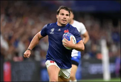 Meilleur joueur du monde en 2021, il joue au poste de demi de mêlée en rugby. En 2024, il est capitaine de l'équipe de France et remporte l'or olympique. Quel est son nom ?