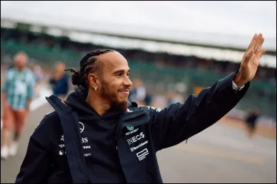 Lewis Hamilton est un pilote britannique de Formule 1 aux multiples victoires. Pour quelle écurie concourt-il depuis 2013 (en 2024) ?