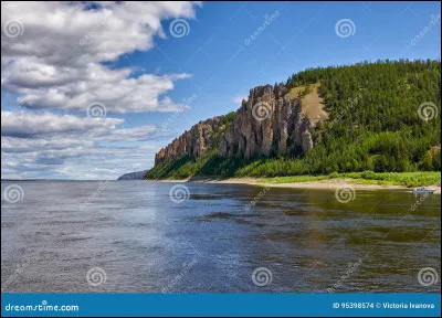 Le fleuve Léna coule en Russie.
