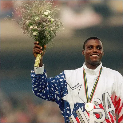 Aux Jeux olympiques de Los Angeles en 1984, Carl Lewis a remporté cinq médailles d'or.