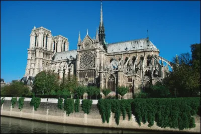 Au Moyen Âge et dans le monde, la plus grande des constructions est Notre-Dame de Paris.