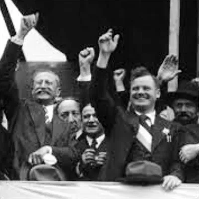 Quel progr&egrave;s social mis en place pour les fonctionnaires par Napol&eacute;on III a &eacute;t&eacute; g&eacute;n&eacute;ralis&eacute; &agrave; tous les travailleurs en 1936 par le Front Populaire ?