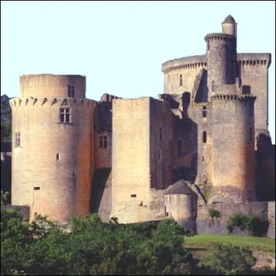 Quel &eacute;l&eacute;ment de fortification consiste en un remblai ou un simple mur de sout&egrave;nement ?