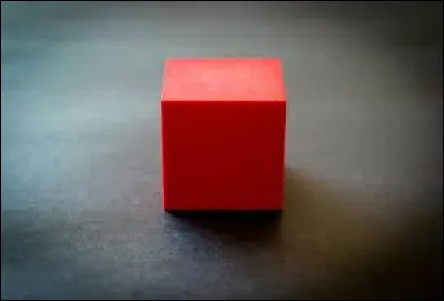 Un cube comporte quatre côtés :