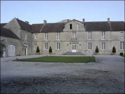 Je vous emmène à présent en Normandie, au château de Bény-sur-Mer. Commune de l'arrondissement de Bayeux, elle se situe dans le département ...