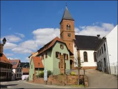 Ici vous avez l'église Saint-Léonard, à Dossenheim-sur-Zinsel. Commune membre du parc naturel régional des Vosges du Nord, sur les bords de la Zinsel du Sud, elle se situe dans le département ...