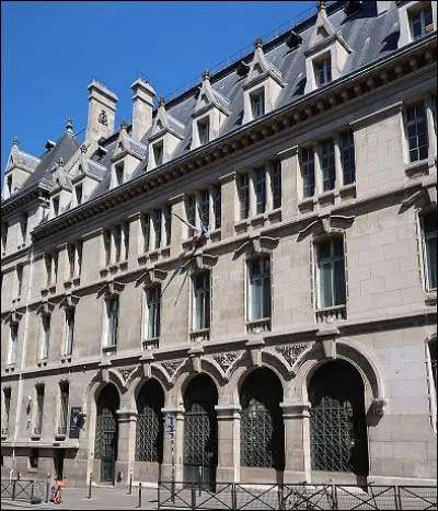 Dans quelle grande ville, ce lycée Louis-le-Grand est-il situé ?