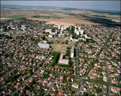 Cette ville du Val-d'Oise comporte quelques pistes de l'aéroport de Paris-Charles-de-Gaulle :