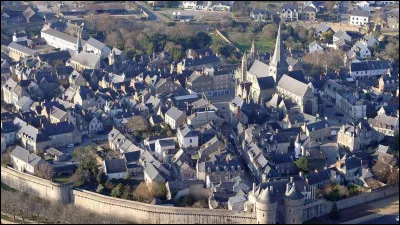 Connue pour son sel, cette ville se situe sur une presqu'île :
