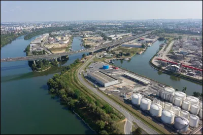 Dans cette ville se situe le plus important port fluvial d'Île-de- France :