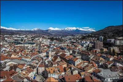 Cette ville anciennement rattachée au Dauphiné , située dans la vallée de l'ancien glacier de la Durance est connue notamment pour ses régiments de chasseurs alpins :