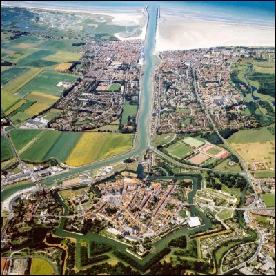 C'est une ville qui fait partie de l'aire urbaine de Dunkerque et qui abrite la centrale nucléaire la plus puissante de France :