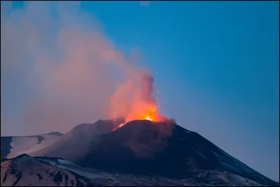 Culminant à 3369 mètres d'altitude, l'Etna est le plus haut volcan actif d'Europe. 

Dans quelle région italienne se situe-t-il ?