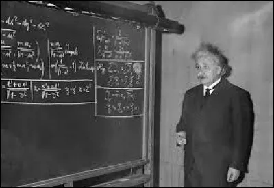 Il publie sa théorie de la relativité restreinte en 1905 et sa théorie de la gravitation, dite relativité générale, en 1915. De qui s'agit-il ?