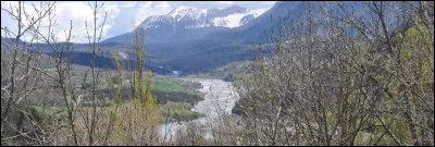 Quelle est cette rivière, longue de 130 km, qui prend sa source sur le flanc sud du massif des Ecrins et traverse le département en coulant vers le nord ouest pour rejoindre l'Isère ?