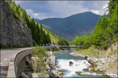 Quelle est cette rivière, longue de 50 km, qui prend sa source près de Ristolas à 2 500 m d'altitude et coule vers l'ouest pour se jeter dans la Durance ?