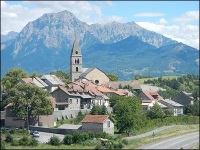 Quelle est cette petite ville de 3 000 habitants située en bordure du lac de Serre-Ponçon ?