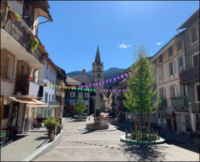 Quelle est cette petite ville de 2 200 habitants, située sur une butte dominant la rive gauche des gorges du Guil, en bordure de la vallée de la Durance ?