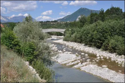 Quelle est cette rivière, longue de 85 km, qui prend sa source sur le flanc sud du Dévoluy, coule vers le sud et rejoint la Durance ?