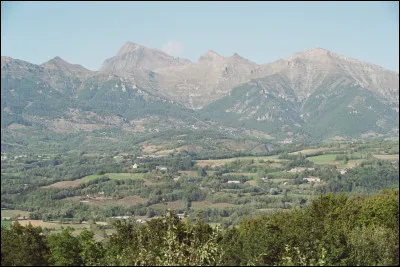 Quelle est cette petite région naturelle formée par la haute vallée du Drac, bordée à l'ouest par le massif du Dévoluy, au nord et à l'est par le massif des Écrins ?