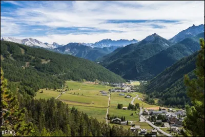 Quel est ce massif montagneux situé dans l'est du département et culminant à 3 320 mètres au pic de Rochebrune ?