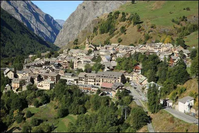 Quel est ce village, haut lieu des sports de montagne, situé à 1 500 m d'altitude sur la rive droite de la haute vallée de la Romanche, dominé au sud par le massif de la Meije ?