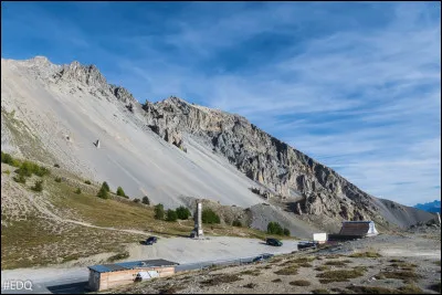 Quel est ce col de montagne, situé à 2 362 mètres d'altitude, reliant Briançon aux vallées du Queyras, haut lieu du Tour de France cycliste commémoré par la stèle dédiée à Fausto Coppi et Louison Bobet ?