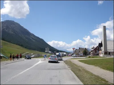 Quel est ce col, situé à 1 850 mètres, reliant Briançon et et Cesana Torinese dans la vallée de la Doire Ripaire, voie de passage empruntée depuis l'Antiquité entre la vallée du Pô et la vallée de la Durance ?