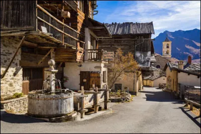 Quel est ce village situé dans le massif du Queyras, dont le centre est situé à 2 042 m d'altitude et qui est souvent qualifié comme étant "la plus haute commune d'Europe" ?