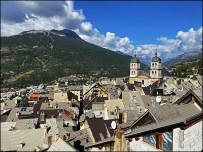 Quelle est cette ville, sous-préfecture et deuxième ville du département avec 10 000 habitants ?