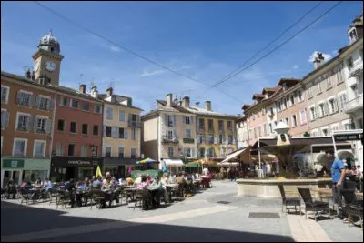 Combien le département des Hautes-Alpes compte-t-il d'habitants ?