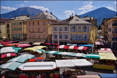 Quelle est cette ville de 6 400 habitants, située dans le sud-est du département, 3e pôle urbain des Hautes-Alpes ?