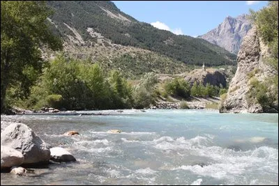 Quel est ce cours d'eau, long au total de 323 km, qui prend sa source à 2 400 m d'altitude près de la frontière italienne et traverse le département en coulant vers le sud ?