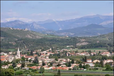 Quelle est cette petite ville de 3 500 habitants, située dans le sud-ouest du département, dans la vallée du Buëch ?