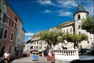 Quelle est cette petite ville de 3 200 habitants située dans l'ouest du département, à la bordure du massif du Dévoluy ?