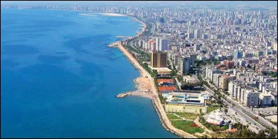 Dans quel pays se trouve Mersin, ville de 1,8 million d'habitants ?