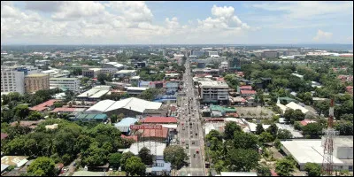 Dans quel pays se trouve Bacolod, ville de 520 000 habitants ?
