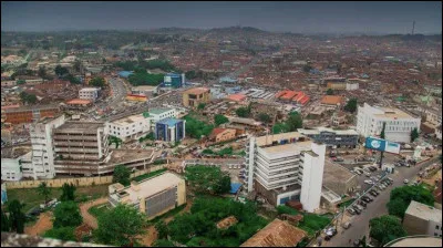Dans quel pays se trouve Ibadan, ville de 3,5 millions d'habitants ?