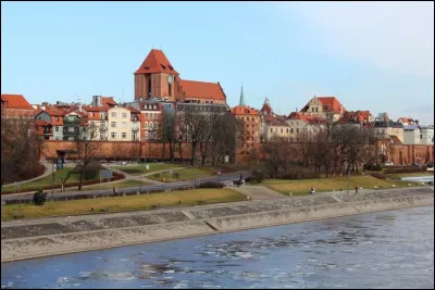 Dans quel pays se trouve Torun, ville de 200 000 habitants ?