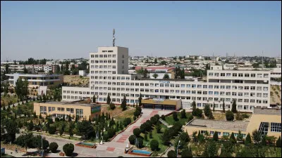 Dans quel pays se trouve Namangan, ville de 500 000 habitants ?