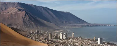 Dans quel pays se trouve Iquique, ville de 200 000 habitants ?