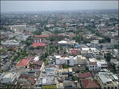 Dans quel pays se trouve Medan, ville de 2 millions d'habitants ?